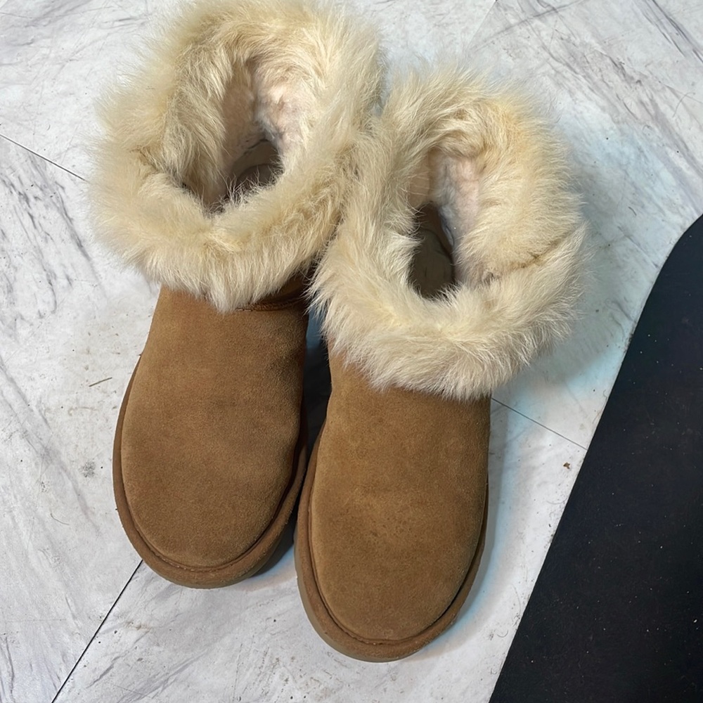 Low chestnut Uggs with fur